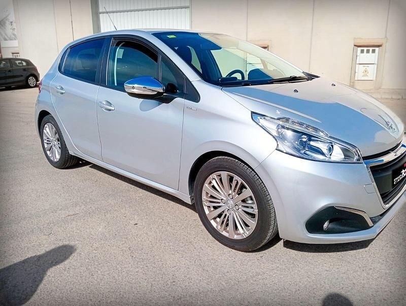 Usado Peugeot 208 Active 75 CV (55 kW) 2018 Gris Utilitario