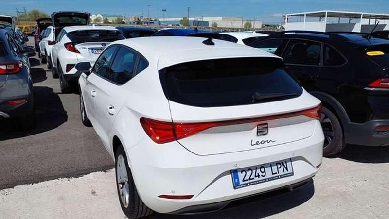 Usado Seat Leon Style 116 CV (85 kW) 2021 Blanco Utilitario