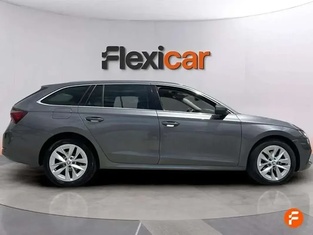 Käytetty Skoda Octavia Ambition 150 HP (110 kW) 2023 Harmaa Viistoperä