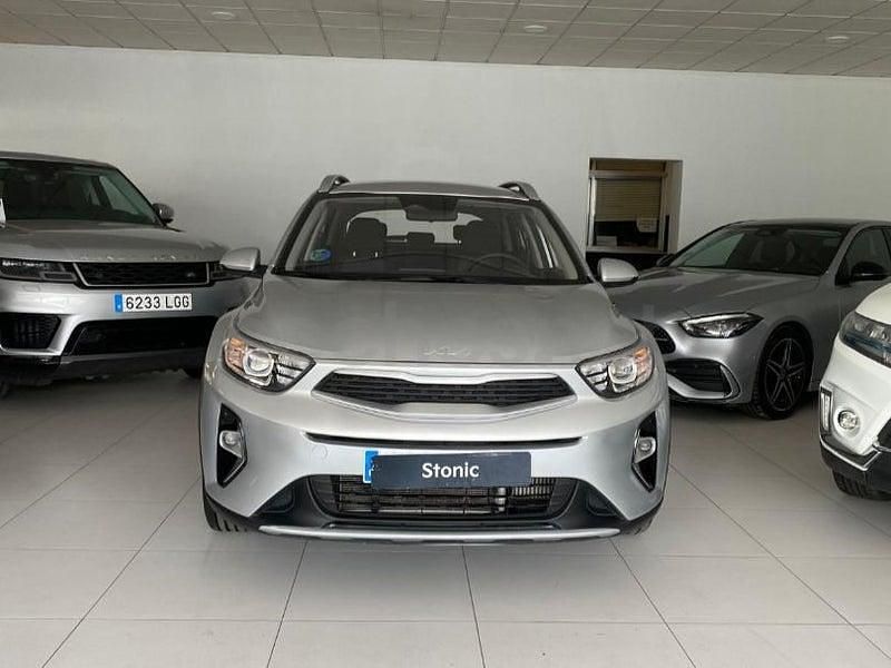 Usado Kia Stonic 100 CV (73 kW) 2025 Gris / plata SUV