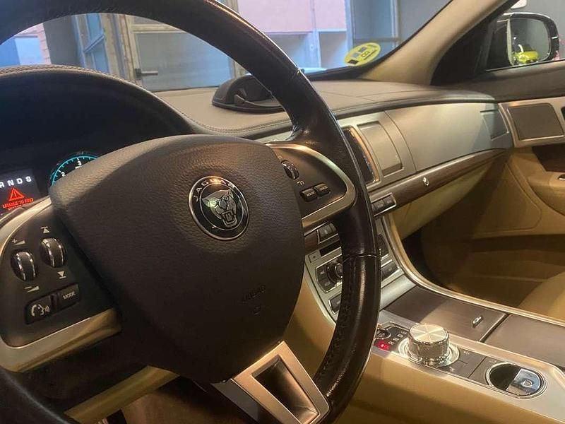 Usado Jaguar XF Sportbrake Premium Luxury 200 CV (147 kW) 2015 Negro Familiar