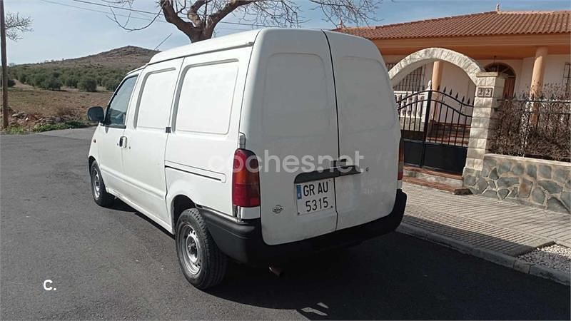 Usado Nissan Cargo 75 CV (55 kW) 2000 Blanco Familiar