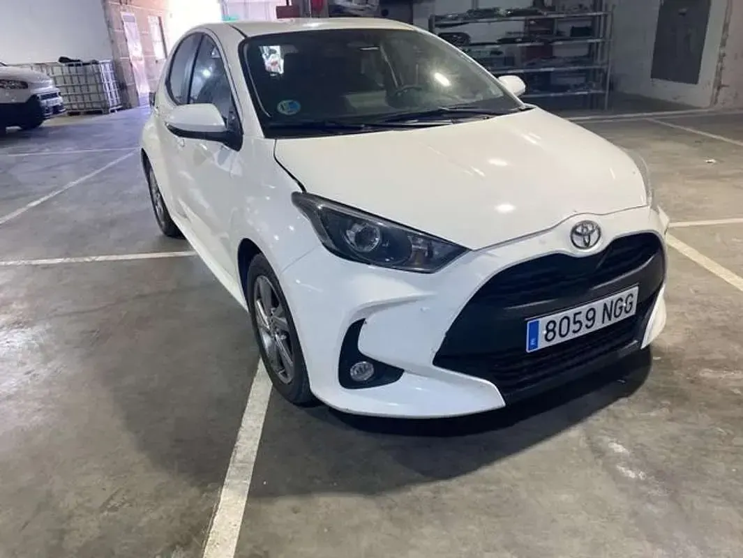 Usado Toyota Yaris Active 116 CV (85 kW) 2025 Blanco Utilitario