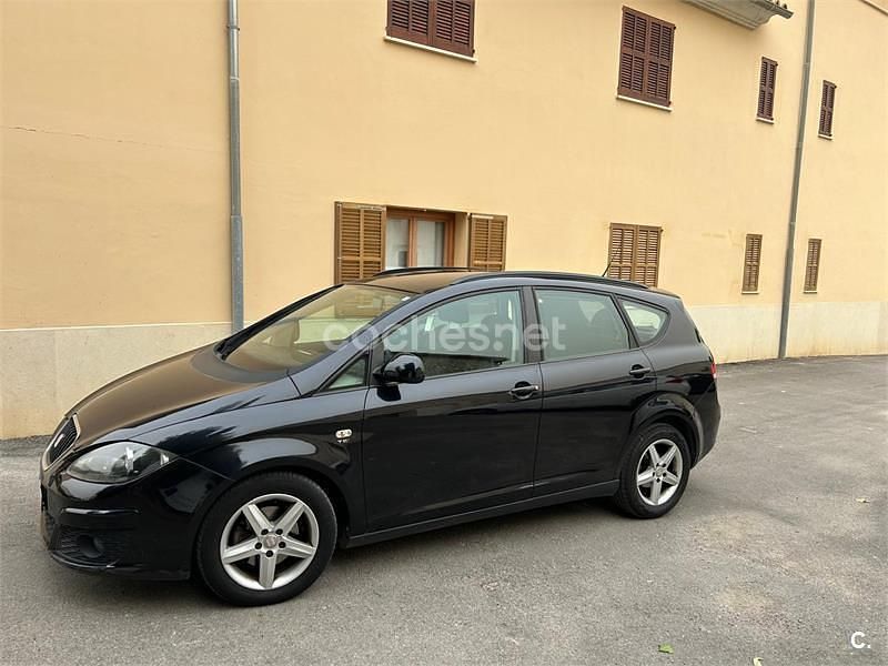 Usado Seat Altea XL Reference 125 CV (91 kW) 2010 Negro Monovolumen