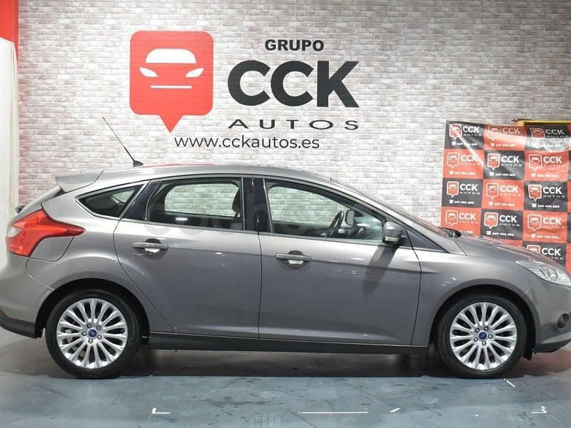 Usado Ford Focus 115 CV (84 kW) 2014 Gris / plata Berlina