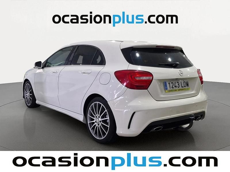 Usado Mercedes A180 AMG line 109 CV (80 kW) 2015 Blanco Utilitario