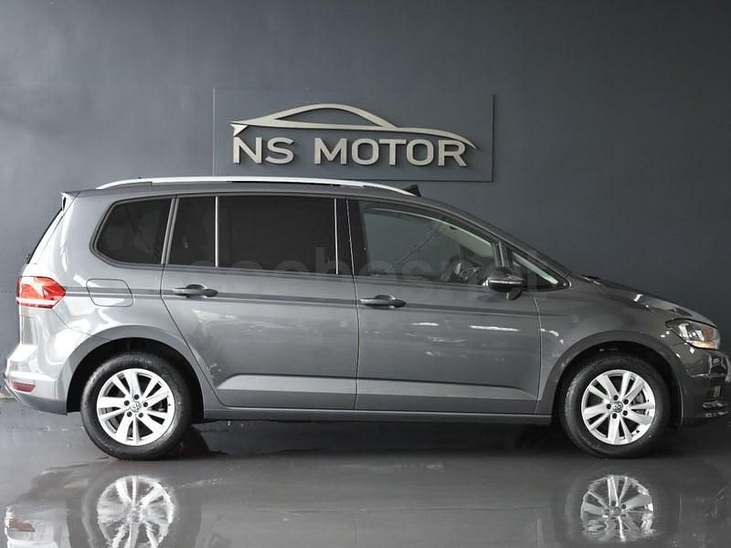 Usado VW Touran Advance 150 CV (110 kW) 2019 Gris / plata Monovolumen