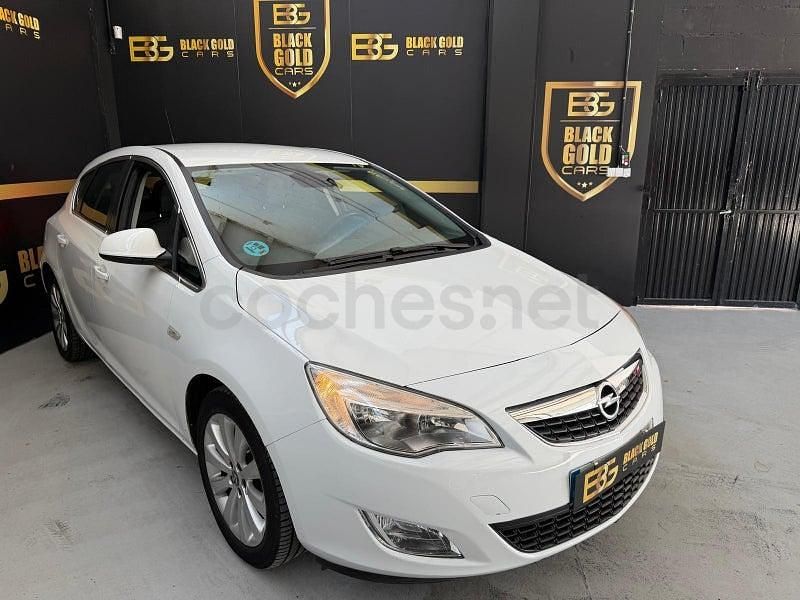 Usado Opel Astra Cosmo 116 CV (85 kW) 2010 Blanco Berlina