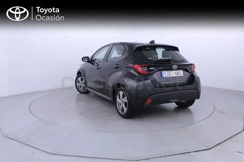 Usado Toyota Yaris Hybrid Active 116 CV (85 kW) 2025 Negro Berlina