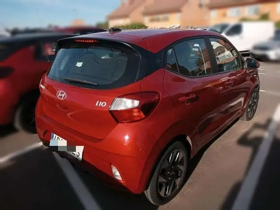 Usado Hyundai i10 67 CV (49 kW) 2023 Rojo Utilitario