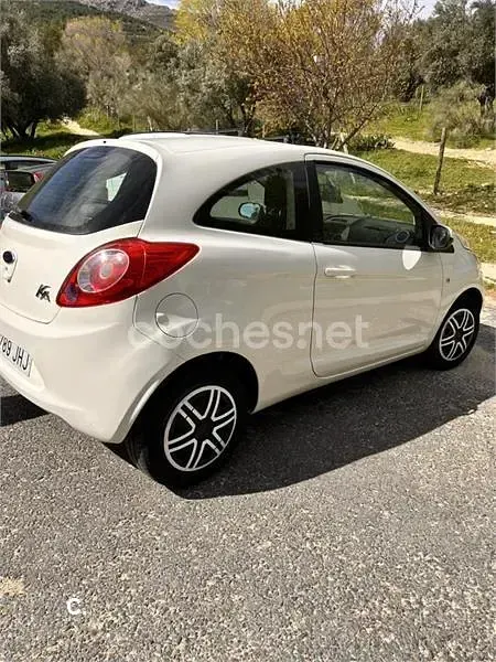 Usado Ford Ka 69 CV (50 kW) 2015 Blanco Berlina