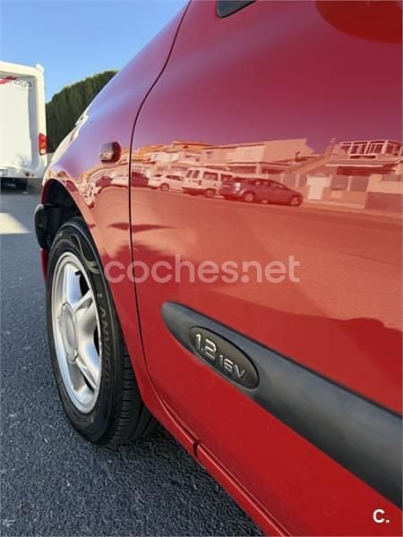 Usado Renault Clio II 75 CV (55 kW) 2001 Rojo Berlina
