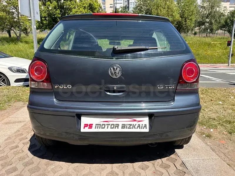 Usado VW Polo Sportline 100 CV (73 kW) 2006 Gris / plata Utilitario