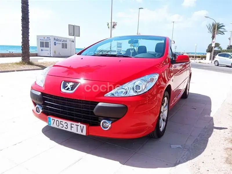 Usado Peugeot 307 CC 110 CV (80 kW) 2007 Rojo Descapotable