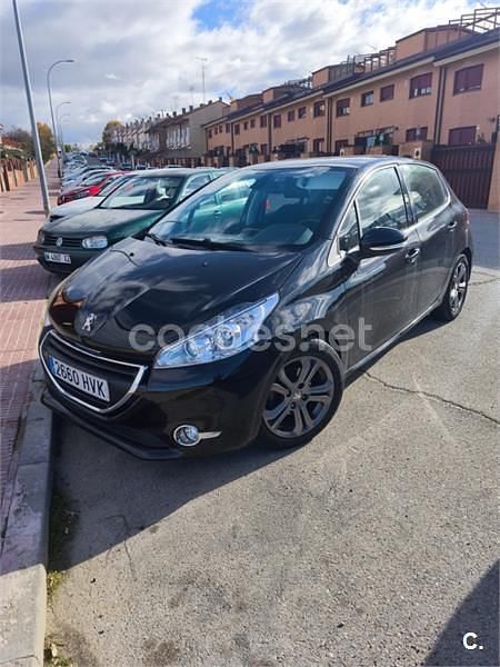 Usado Peugeot 208 Allure 92 CV (67 kW) 2014 Negro Utilitario