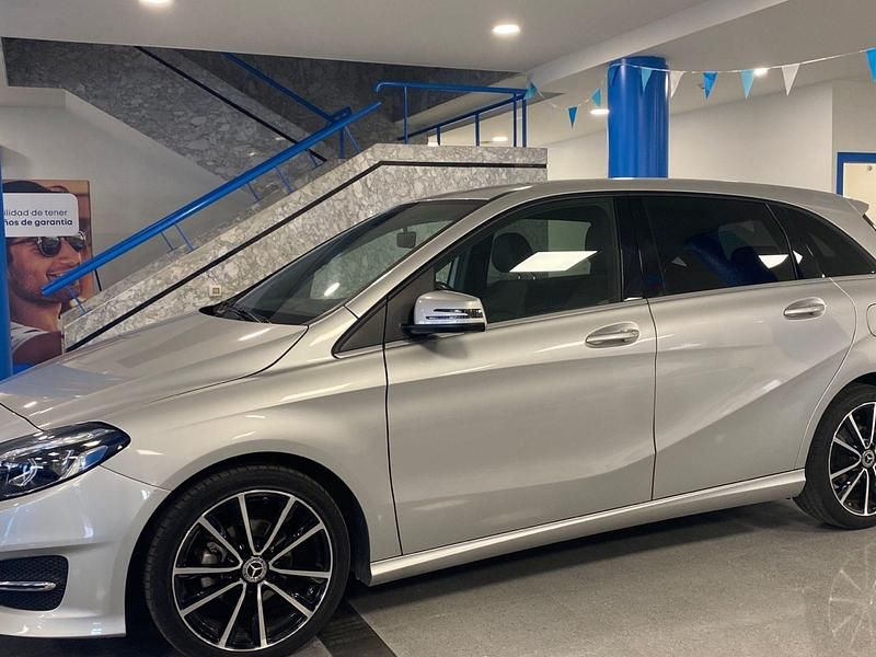 Usado Mercedes B180 109 CV (80 kW) 2018 Plata polar (metalizado) Monovolumen