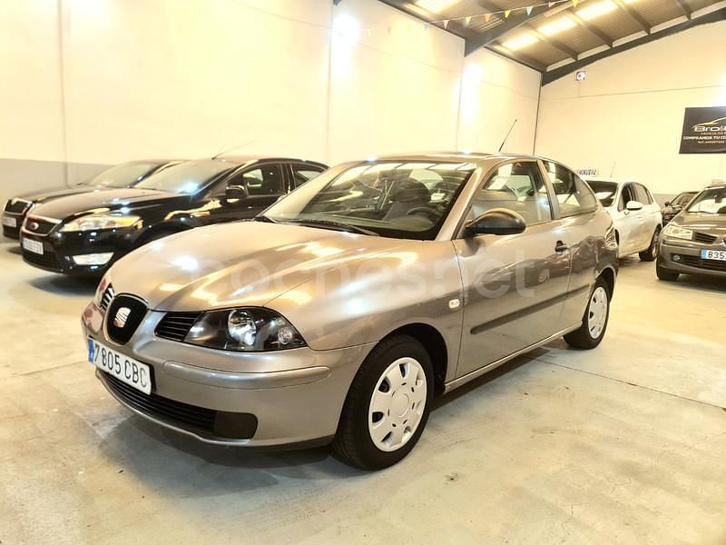 Gris / plata Usado 2002 Seat Ibiza Stella Berlina | 2500 € (Precio justo) - Imagen 1/4