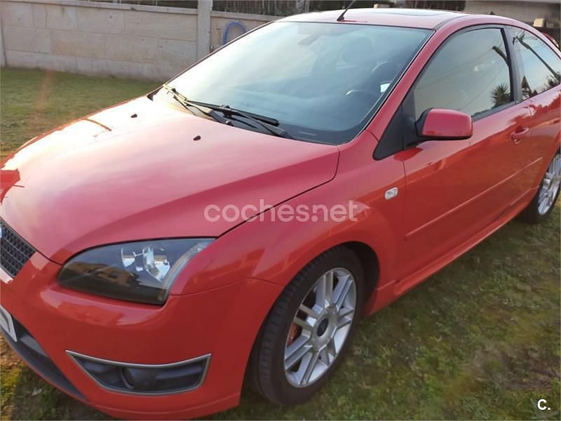 Usado Ford Focus S 136 CV (100 kW) 2006 Rojo Berlina