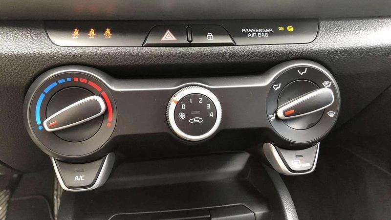 Usado Kia Stonic 84 CV (61 kW) 2023 Blanco SUV