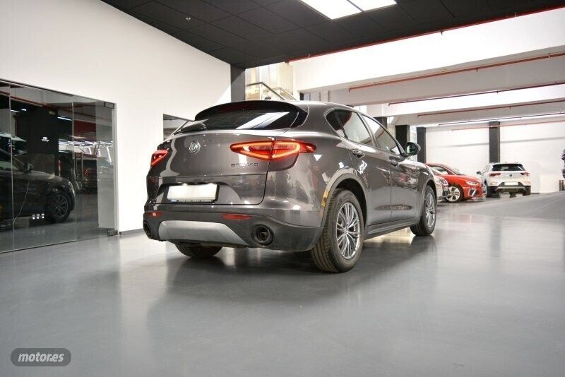 Usado Alfa Romeo Stelvio Sprint 160 CV (117 kW) 2022 Gris SUV