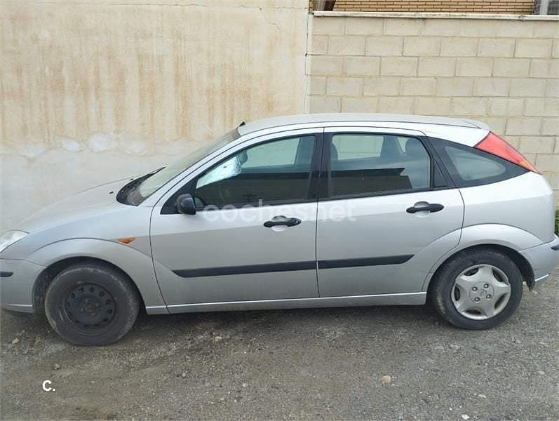 Usado Ford Focus Ambiente 100 CV (73 kW) 2003 Gris / plata Familiar