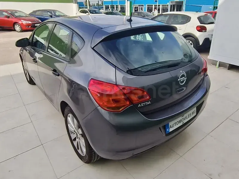 Usado Opel Astra Sport 110 CV (80 kW) 2010 Gris / plata Berlina