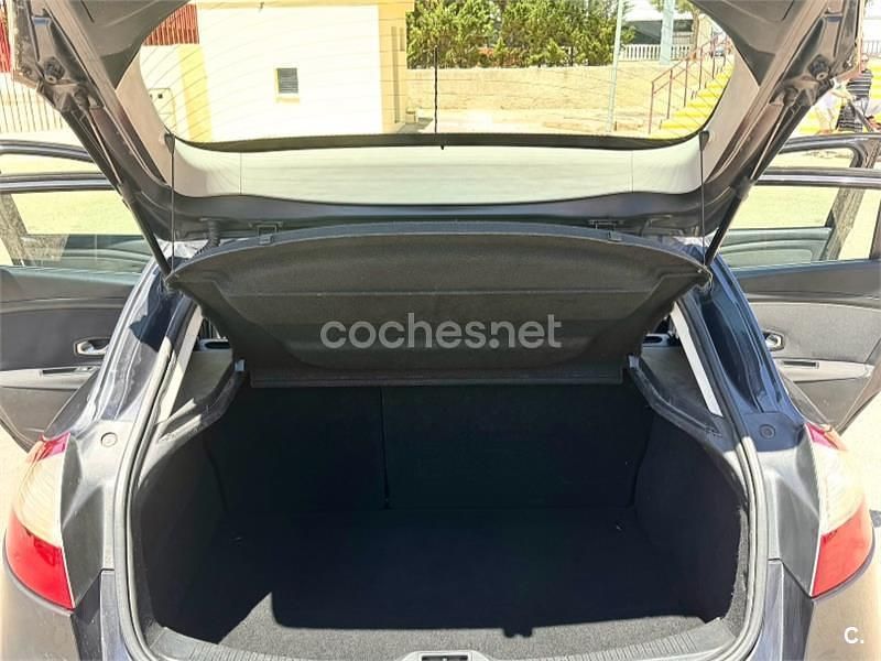 Usado Renault Mégane Dynamique 130 CV (95 kW) 2011 Gris / plata Berlina