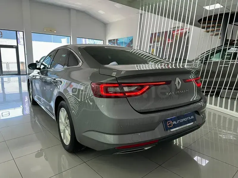 Usado Renault Talisman LIMITED 120 CV (88 kW) 2020 Gris / plata Berlina