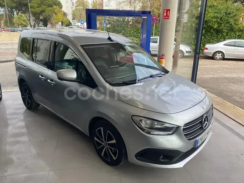 Usado Mercedes T180 116 CV (85 kW) 2023 Gris / plata Monovolumen