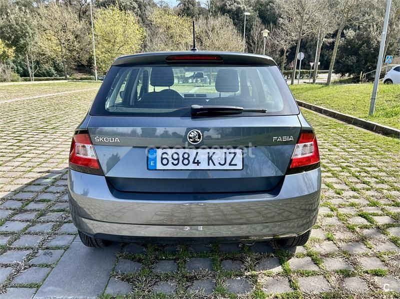 Usado Skoda Fabia Ambition 110 CV (80 kW) 2018 Gris / plata Berlina