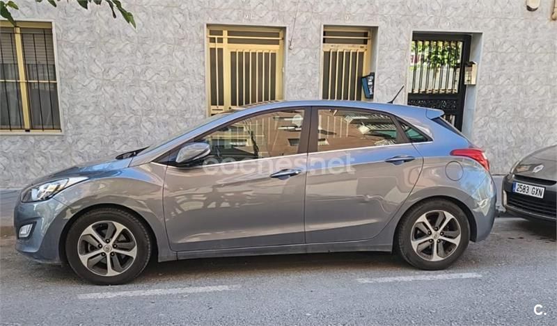 Gris / plata Usado 2015 Hyundai i30 Berlina | 9900 € (Precio justo) - Imagen 1/4