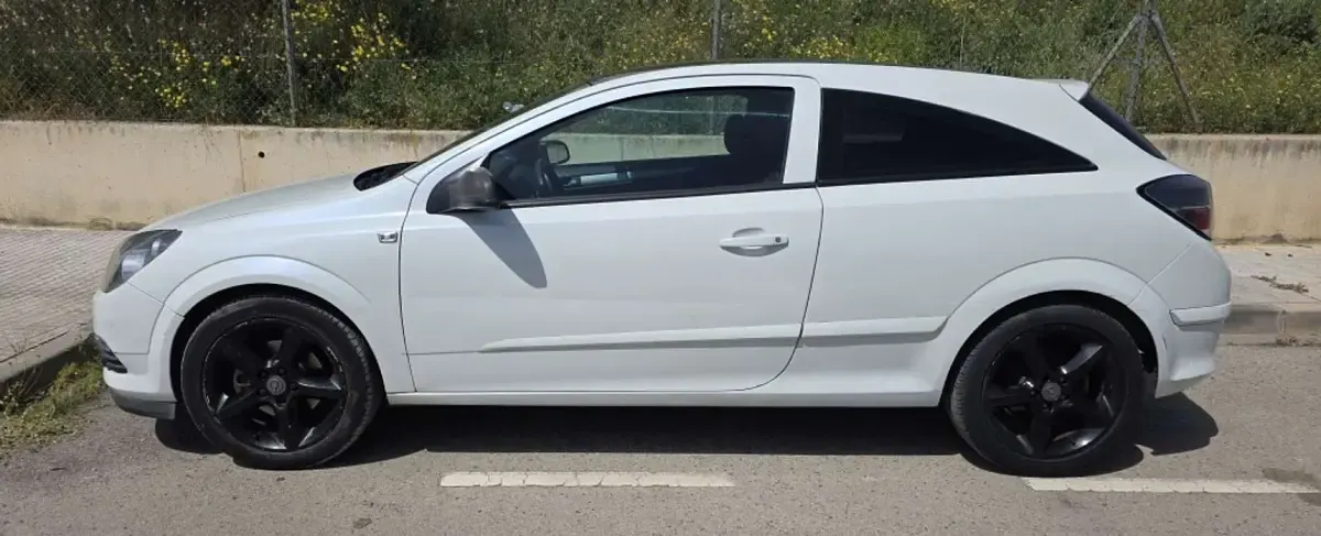 Usado Opel Astra GTC Enjoy 105 CV (77 kW) 2006 Blanco Utilitario