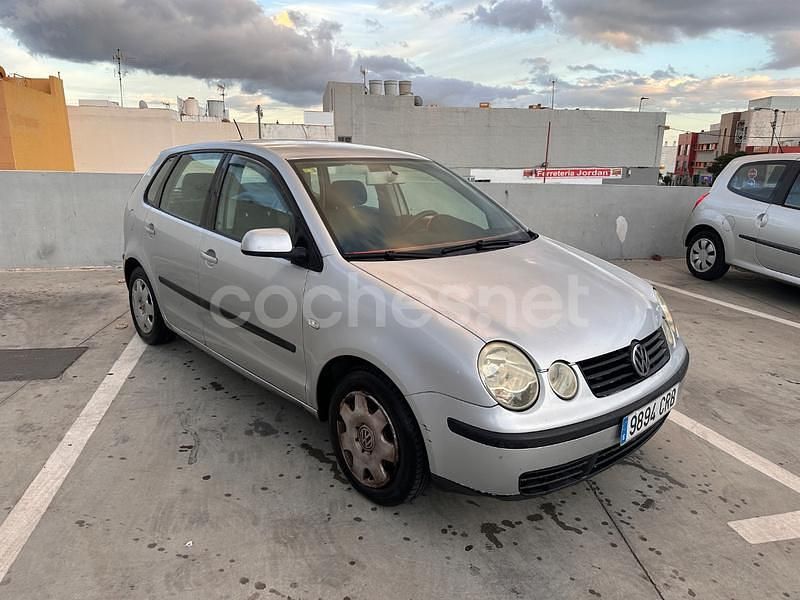 Usado VW Polo Highline 75 CV (55 kW) 2004 Gris / plata Berlina