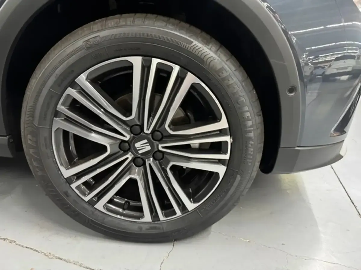 Usado Seat Arona Xperience 116 CV (85 kW) 2025 Gris SUV