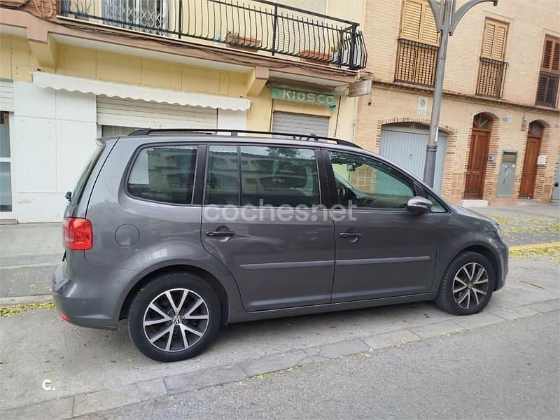 Usado VW Touran Advance 105 CV (77 kW) 2012 Gris / plata Monovolumen