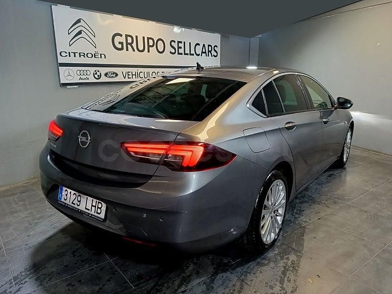 Usado Opel Insignia Innovation 136 CV (100 kW) 2020 Gris / plata Berlina