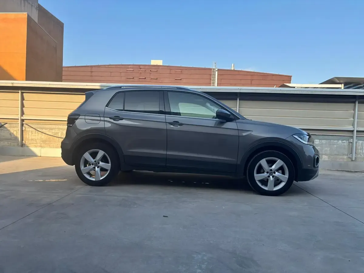Usado VW T-Cross Sportline 110 CV (80 kW) 2021 Gris / plata SUV