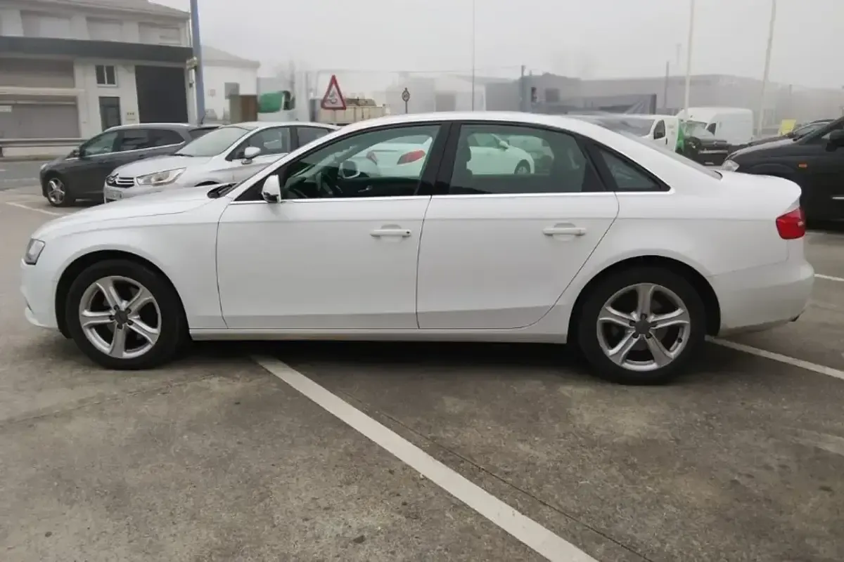 Usado Audi A4 143 CV (105 kW) 2013 Blanco Familiar