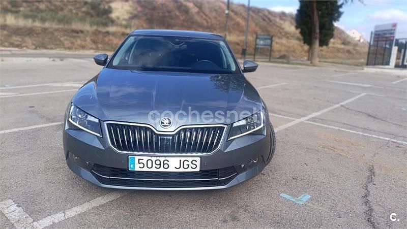 Usado Skoda Superb Style 150 CV (110 kW) 2015 Gris / plata Berlina