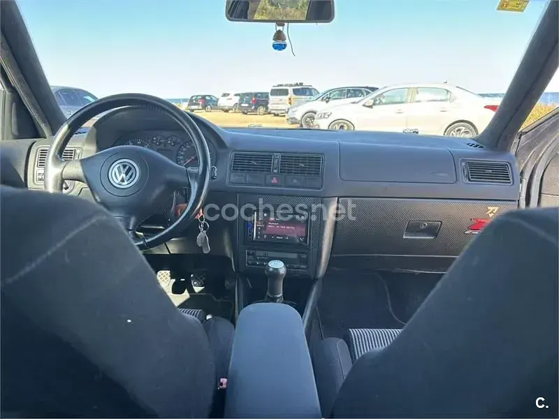 Usado VW Golf IV Highline 115 CV (84 kW) 2002 Gris / plata Berlina