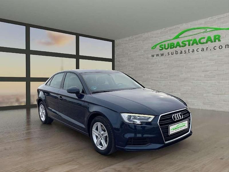 Usado Audi A3 116 CV (85 kW) 2019 Azul Berlina