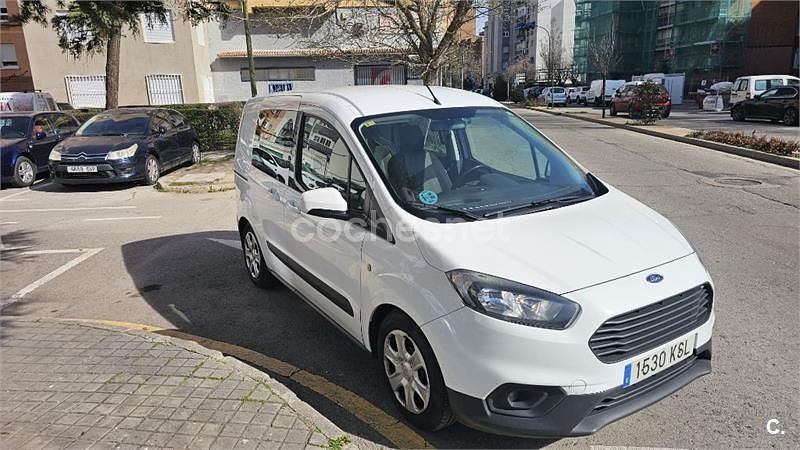 Usado Ford Tourneo Courier Ambiente 75 CV (55 kW) 2018 Blanco Monovolumen