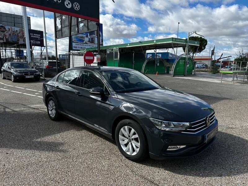 Usado VW Passat Business 120 CV (88 kW) 2021 Gris Berlina