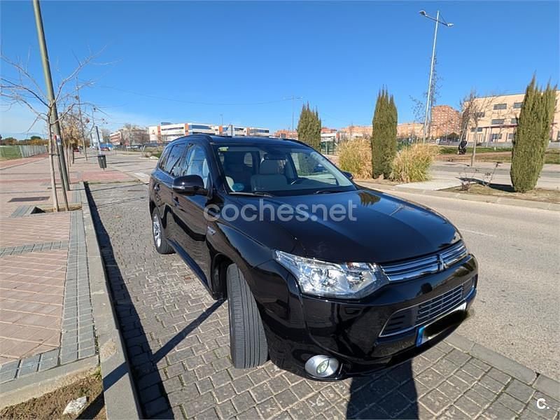 Usado Mitsubishi Outlander P-HEV 203 CV (149 kW) 2014 Negro SUV