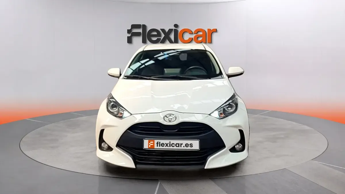 Usado Toyota Yaris Hybrid Active 116 CV (85 kW) 2025 Blanco Berlina