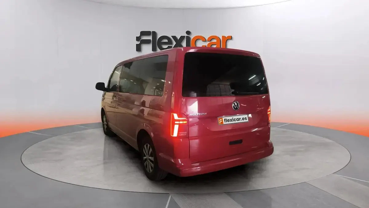 Usado VW Multivan 199 CV (146 kW) 2021 Rojo Monovolumen