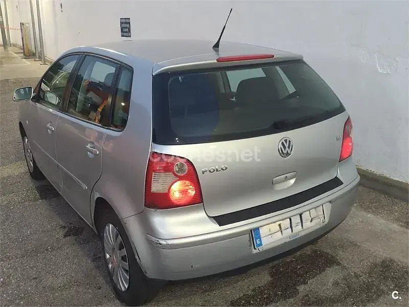 Usado VW Polo Trendline 75 CV (55 kW) 2004 Gris / plata Utilitario