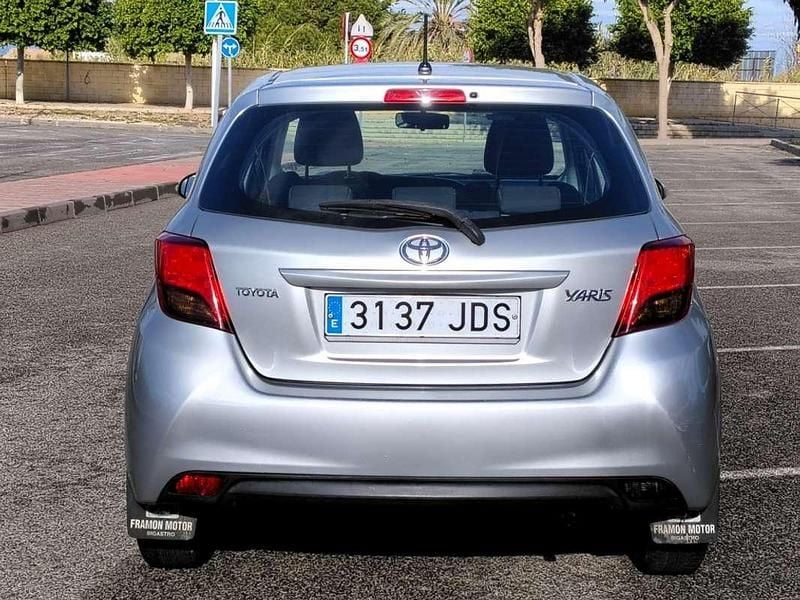 Usado Toyota Yaris Live 69 CV (50 kW) 2015 Gris Utilitario