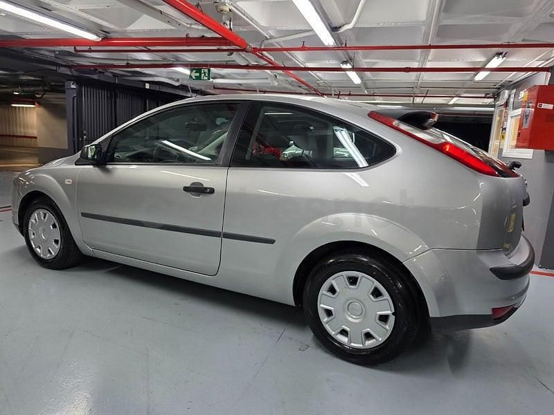 Usado Ford Focus Trend 100 CV (73 kW) 2005 Gris / plata Berlina