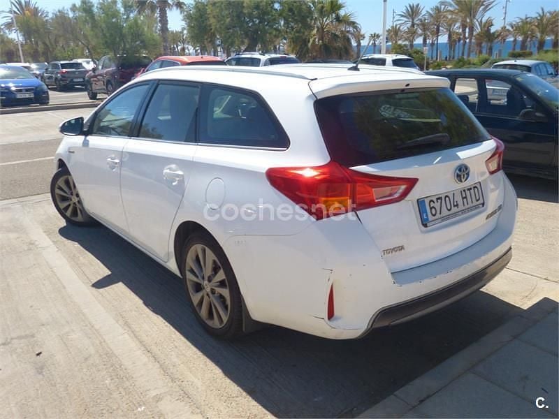 Käytetty Toyota Auris Hybrid Advance 136 HP (100 kW) 2013 Valkoinen Farmari